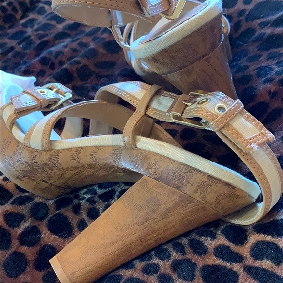 Buckled heels - Picture 4 of 4